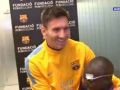 بالفيديو : طفل كفيف يتعرف على نجوم برشلونة باللمس !!