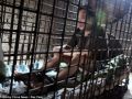 صينية تسجن ابنها في قفص منذ 11 عاماً - شاهد الصور