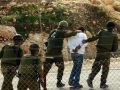 الاحتلال يعتقل فلسطينيا بدعوى حيازته مسدس قرب رام الله