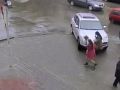 امرأة اخطأت بين الفرامل ودواسة الوقود فسحقت فتاتين - شاهد الفيديو