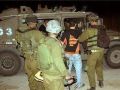 الاحتلال يعتقل فلسطينيا قرب رام الله بحجة حيازة مسدس