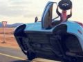 بالفيديو : شبان يقومون بتغيير عجلات السياره اثناء قيادتها على عجلين !!