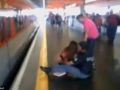 امراه تقفز على قضبان قطار مسرع لتنقذ هاتفها من الدهس - شاهد الفيديو