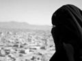 معلمة تخلع ملابسها أمام القصر الجمهوري احتجاجا على قرار تعسفي بفصلها في اليمن