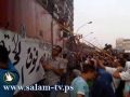 متظاهرون يهدمون الجدار العازل أمام سفارة إسرائيل بالشواكيش والأمن يفشل في منعهم