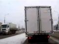 بالفيديو : شاحنة تسير رغم وجود سيارة عالقة بها بسبب حادث