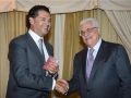 الرئيس ابو مازن يستقبل راغب علامه ويمنحه جوازا دبلوماسيا فلسطينيا