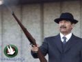 الرئيس العراقي الحالي يهدي بندقية صدام حسين لأمير كويتي
