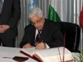 الرئيس محمود عباس يصادق على موازنة 2013