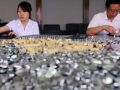 صيني غاضب يسدد غرامته بعملات معدنية