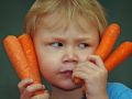  بالصور : طفل يتحول لون جلده للبرتقالي عندما يأكل الجزر