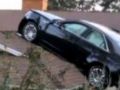 مواطن أمريكي يوقف سيارته على سقف بيت بدون قصد - شاهد الفيديو
