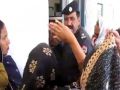 شاهد الفيديو : باكستانية تصفع شرطي ويرد عليها بصفعة اقوى
