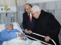 محمود عباس يعود جرحى حافلة المعتمرين في مستشفى السلط