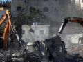 الاحتلال يسلم مقدسيًا ووالده قرارًا بهدم منزليهما بالقدس