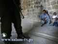 "إسرائيليون" يجبرون طفل فلسطيني على شرب مياه الصرف الصحي
