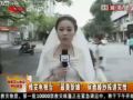 مراسلة صينية تترك زفافها لبث تقرير عن زلزال الصين - شاهد الفيديو