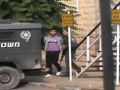 الاحتلال يعتقل شاب ويداهم منزلين في الخليل - شاهد الفيديو