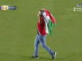 مشجع يقتحم مباراة الريال وإشبيلية حاملا علم فلسطين