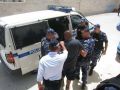شرطة نابلس تلقي القبض على 3 أشخاص بتهمة طعن مواطن بآلة حادة