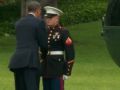 باراك اوباما يهبط من الطائره لكي يعتذر لجندي - شاهد الفيديو