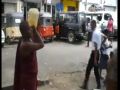 بالفيديو : راهب سيرلنكي يشعل النار في نفسه