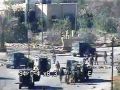 فيديو يوثق اعتداء جنود الاحتلال بالضرب المبرح على شاب بعد اعتقاله - شاهد
