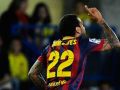 جمهور فياريال يلقي موزه على الفيس لاعب برشلونه .. فيأكلها - شاهد الفيديو