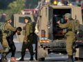 الاحتلال يعتقل شابين من بلدة حزما شمال شرق القدس