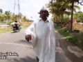 شاهد الفيديو : رجل هندى يمشى للخلف منذ 25 عاما