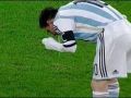 بالفيديو :ميسي يطمئن محبيه المذعورين بعد تقيؤه في الملعب