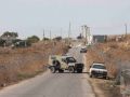 قوات الاحتلال تحتجز مواطنا على حاجز عسكري وتكثف من تواجدها جنوب غرب جنين