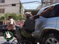 تنظيف سيارات مهنة شاب جريح بلا ساقين في غزة