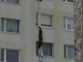 رجل يقفز من الطابق السابع هرباً من زوجته