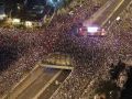 عشرات الآلاف يتظاهرون ضد حكومة نتنياهو ويطالبون بـ &quot;صفقة فورية&quot;