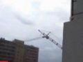 بالفيديو : لحظة سقوط رافعة على مبنى سكني من 9 طوابق في روسيا