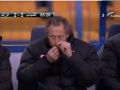 بالفيديو : كاميرات ترصد مدرب يحشش اثناء جلوسه على مقعد البدلاء