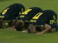 سجود مُحير للاعبي منتخب السويد لا ينتمون للدين الإسلامي يلفت أنظار الجميع - شاهد الفيديو