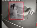 بالفيديو : خادمة تعذب طفلة مخدوميها بطريقة مؤلمة ووحشية