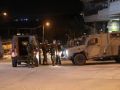 الاحتلال يحتجز 25 مواطنا ويحقق معهم ميدانيا في مخيم الدهيشة جنوب بيت لحم