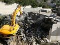 جرافات الاحتلال تهدم مبنى سكني في بلدة بيت حنينا شمالي القدس