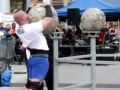 بالفيديو : سقوط 200kg على صدر متسابق في (اقوى رجل بالعالم)