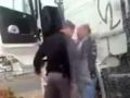 فيديو صادم- شرطي من الاحتلال يعتدي على مقدسيين