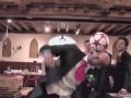 فيديو : عريس يبهر ضيوفه بمهاراته الكروية أثناء حفل زفافه