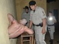 شاهد الصور ـ سجين خايب حاول الهرب فعلق في فتحة الجدار