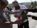 مستوطنون يحرقون علم فلسطين ويرددون هتافات عنصرية وسط الخليل