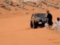 شاهد الفيديو : انقلاب سيارة على أحد المتفرجين خلال استعراض خطير في الصحراء