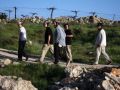مستوطنون يهاجمون المركبات الفلسطينية شرق قلقيلية