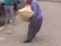 مصري يحمل كيس شعير 50 كيلو بأسنانه ـ شاهد الفيديو