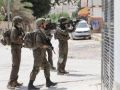 الاحتلال يُداهم منازل ويحتجز مواطنين في برقة شمال غربي نابلس